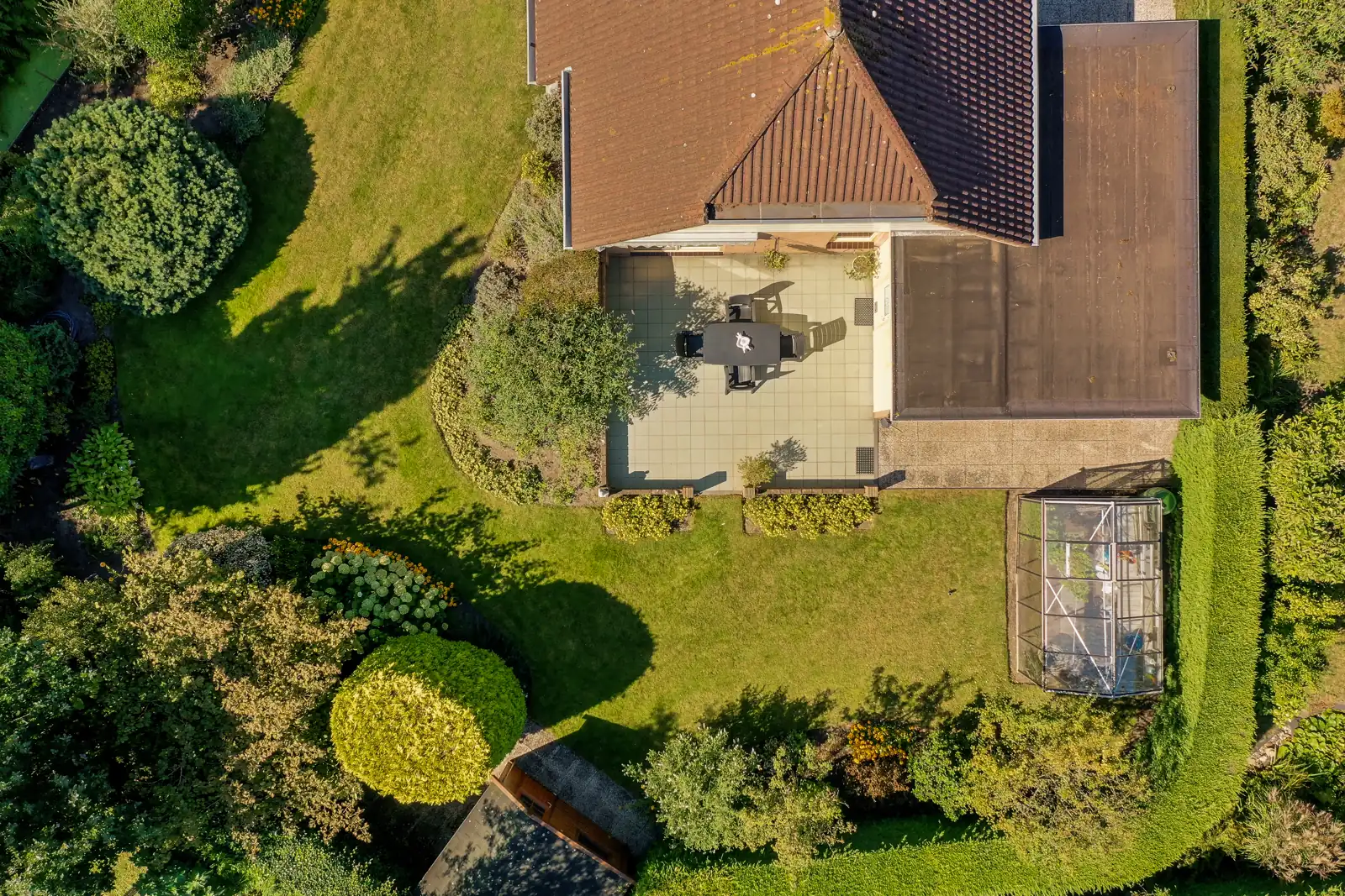 Luftbild eines Einfamilienhauses mit großem Garten und Terrasse, Immobilienbewertung in Bad Iburg