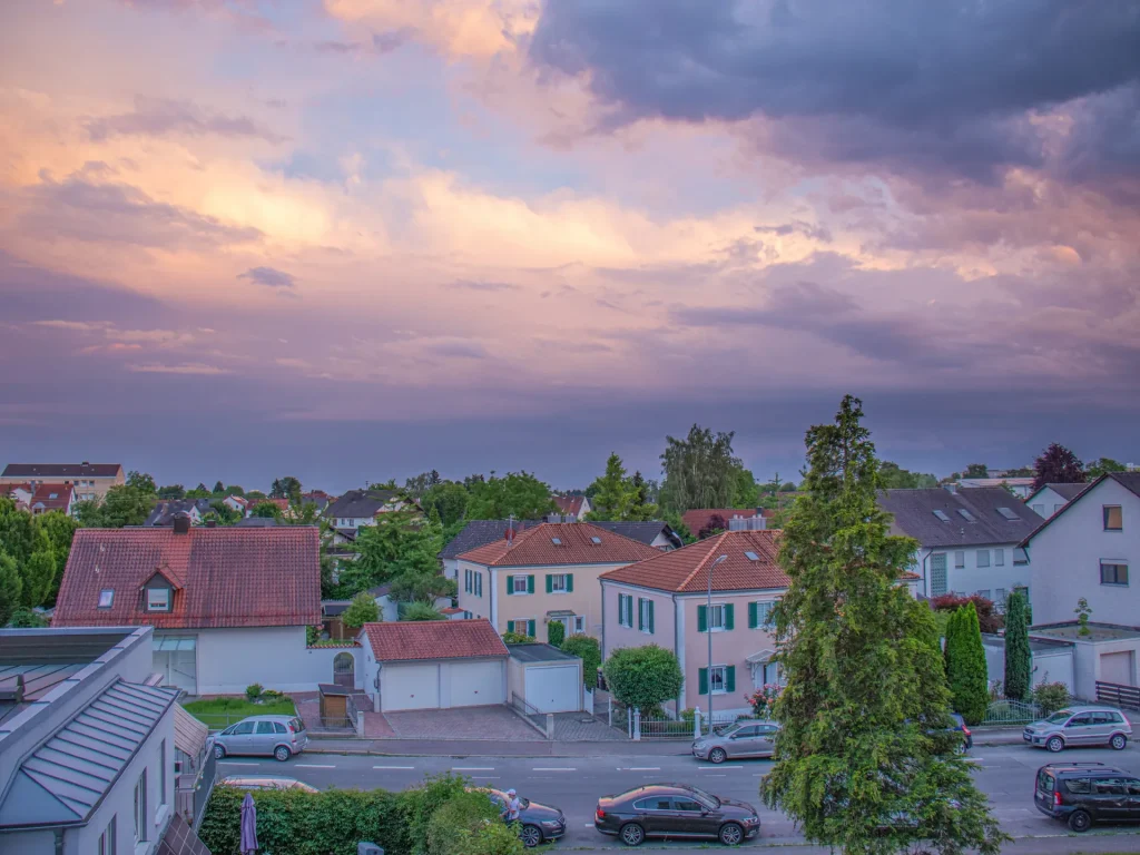 Wohngebiet mit Ein- und Mehrfamilienhäusern im Abendlicht, Immobilienmakler für Bissendorf bei Osnabrück