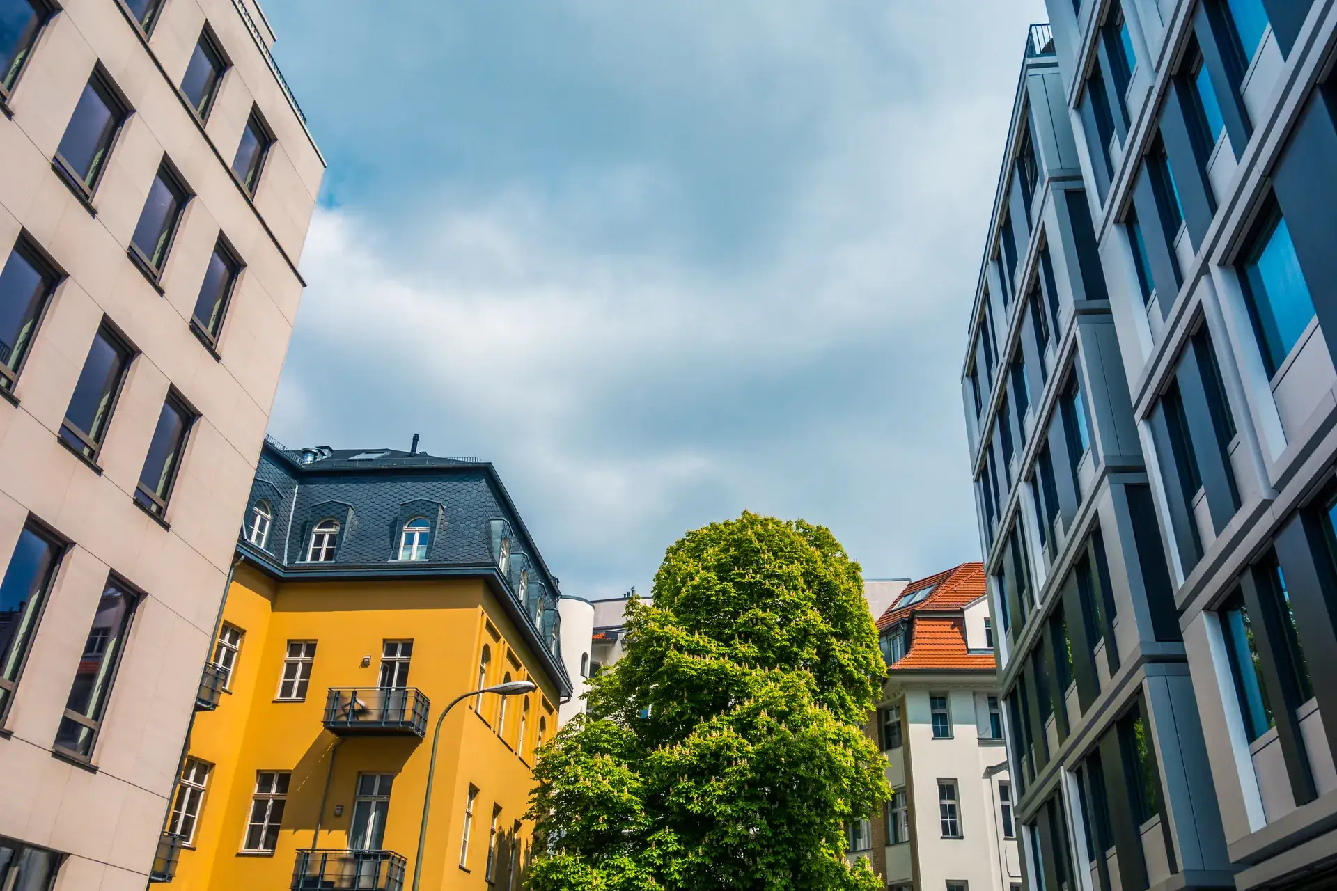 Altbau und Neubau nebeneinander, gemischte Wohnlage in der Weststadt Osnabrück